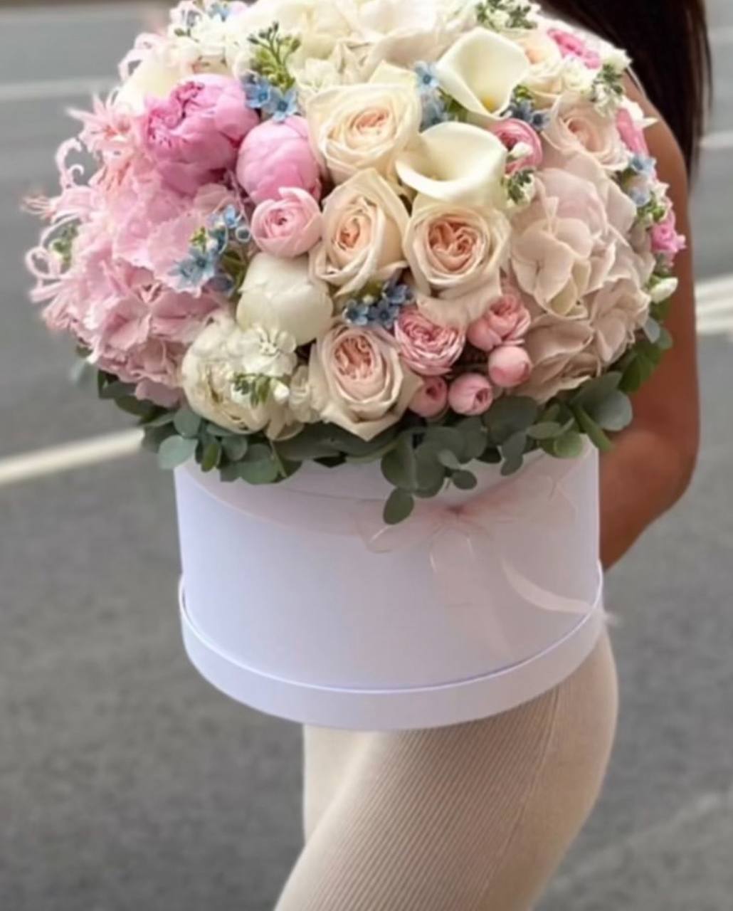 Композиція з мікс квітів та ранулькулюсу "Ласкава мить"