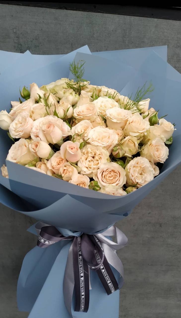 Букет з кущової троянди з оформленням 